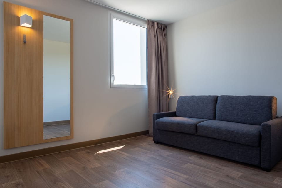 Room (Quintuple) | Premium bedding, desk, soundproofing, free cribs/infant beds