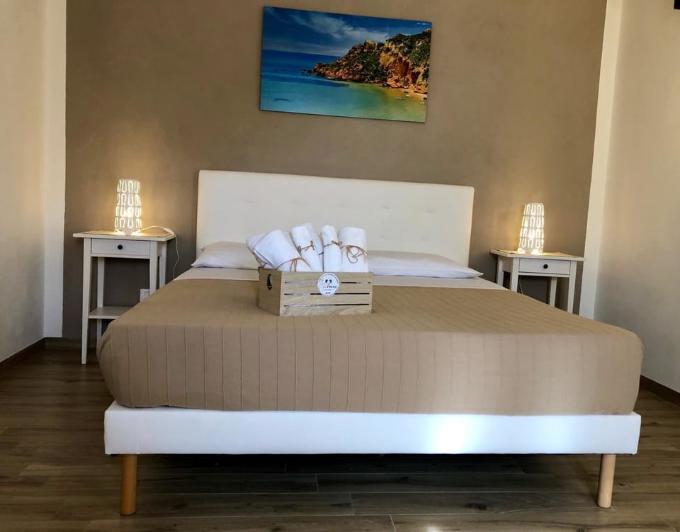 Comfort Triple Room, Multiple Beds | Minibar, desk, WiFi (free), bed sheets