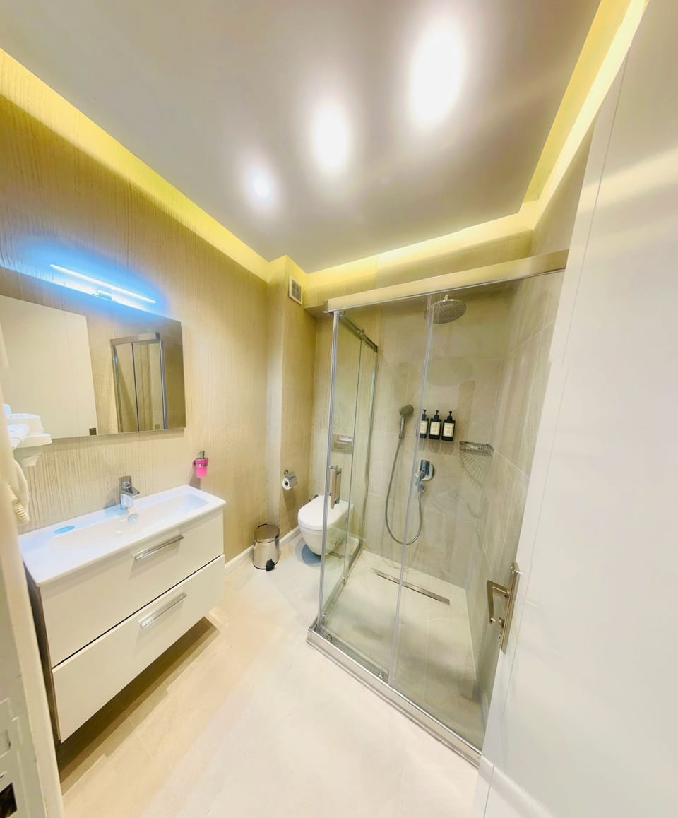 Deluxe Room, Terrace, Sea View | Bathroom | Shower, free toiletries, hair dryer, slippers
