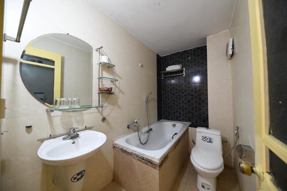 Combined shower/tub, rainfall showerhead, designer toiletries