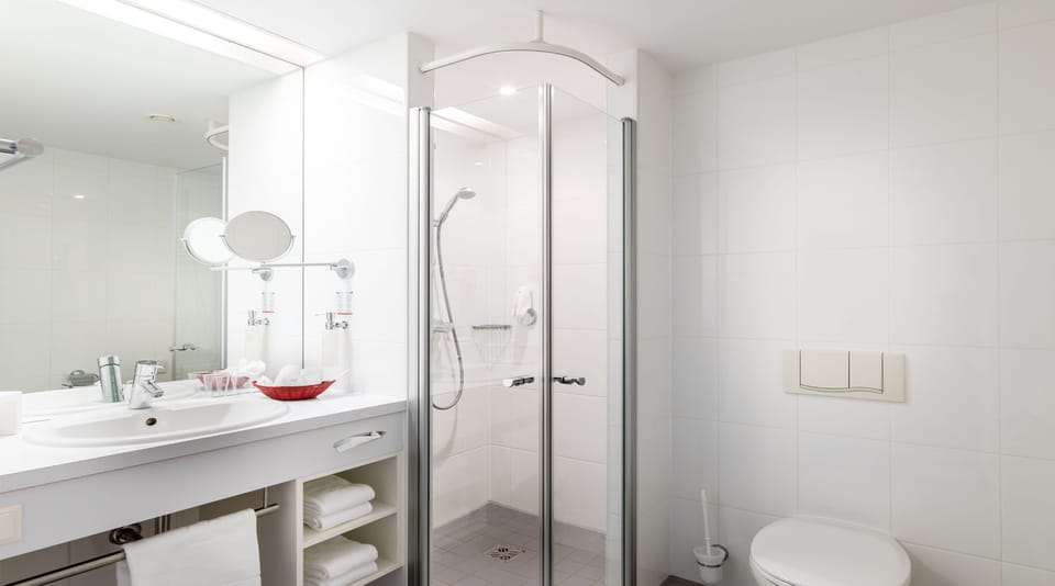 Double Room, 1 King Bed | Bathroom | Shower, free toiletries, hair dryer, towels