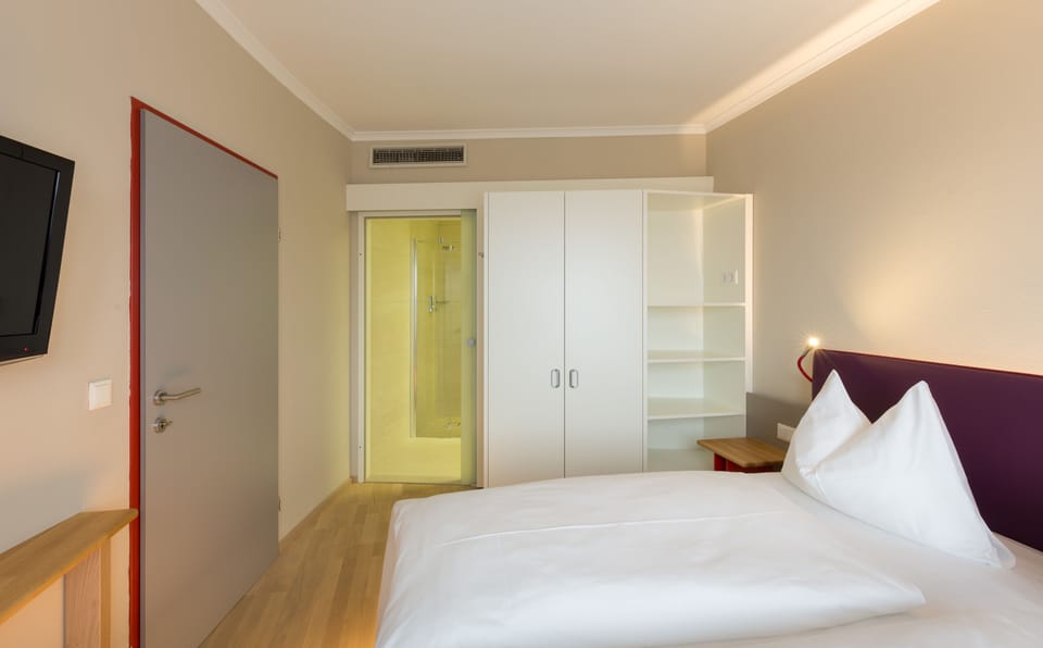 Double Room, 1 King Bed | In-room safe, desk, free cribs/infant beds, free WiFi