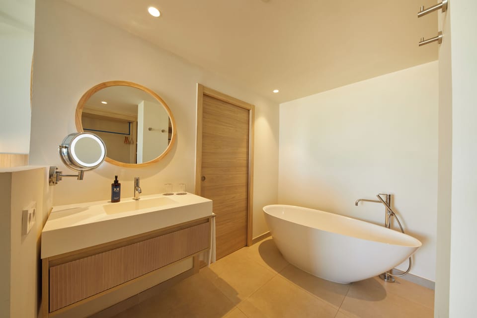 Suite, Balcony | Bathroom | Free toiletries, hair dryer, towels, soap
