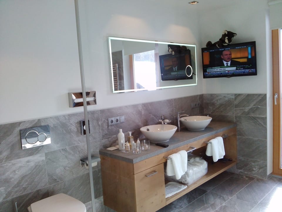 Junior Suite, Balcony (Deluxe) | Bathroom | Designer toiletries, hair dryer, bathrobes, slippers