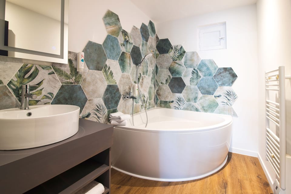 Deluxe Room, 1 Queen Bed with Sofa bed, Balcony, River View | Bathroom | Free toiletries, hair dryer, towels