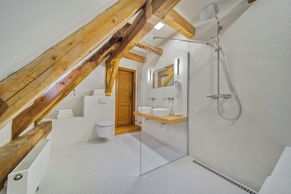 Suite (Attic) | Bathroom | Free toiletries, hair dryer, towels