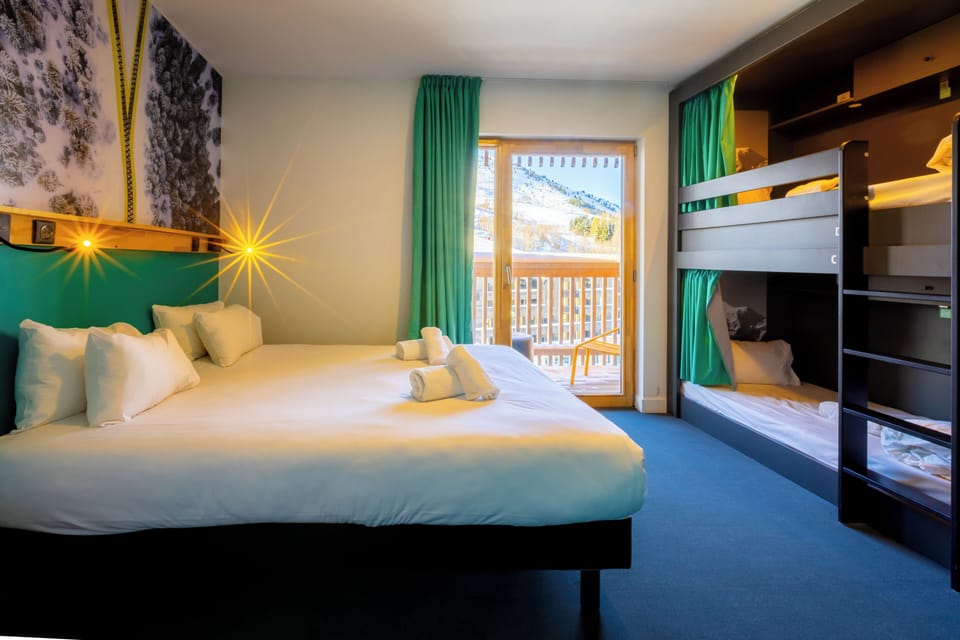 room for 4 persons with private bathroom | Soundproofing, free WiFi, bed sheets