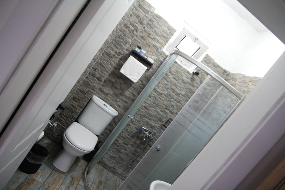 Grand Triple Room | Bathroom | Shower, free toiletries, hair dryer, towels