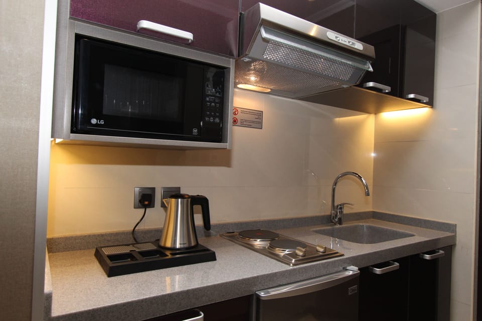 Junior Suite, 1 Double or 2 Twin Beds | Minibar, in-room safe, blackout drapes, soundproofing