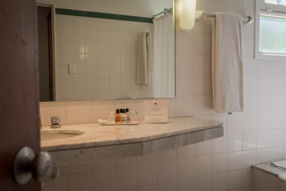 Combined shower/tub, hair dryer, bidet, towels