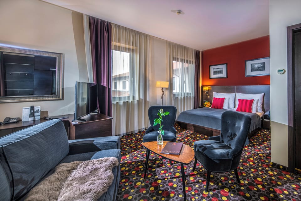 Superior Studio Suite, 1 Queen Bed with Sofa bed | Hypo-allergenic bedding, minibar, in-room safe, desk