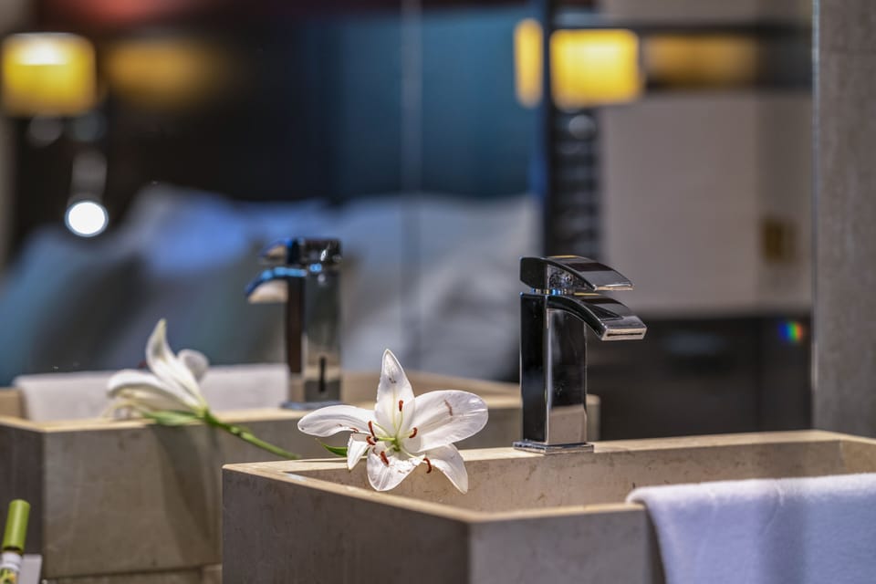 Romantic Studio Suite, 1 Queen Bed | Bathroom | Shower, free toiletries, hair dryer, towels