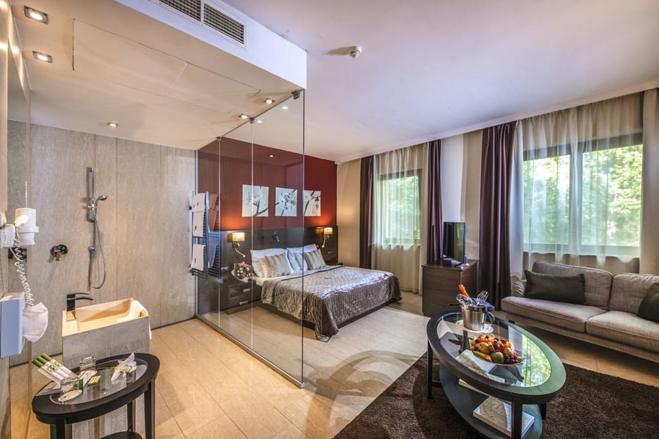 Romantic Studio Suite, 1 Queen Bed | Hypo-allergenic bedding, minibar, in-room safe, desk