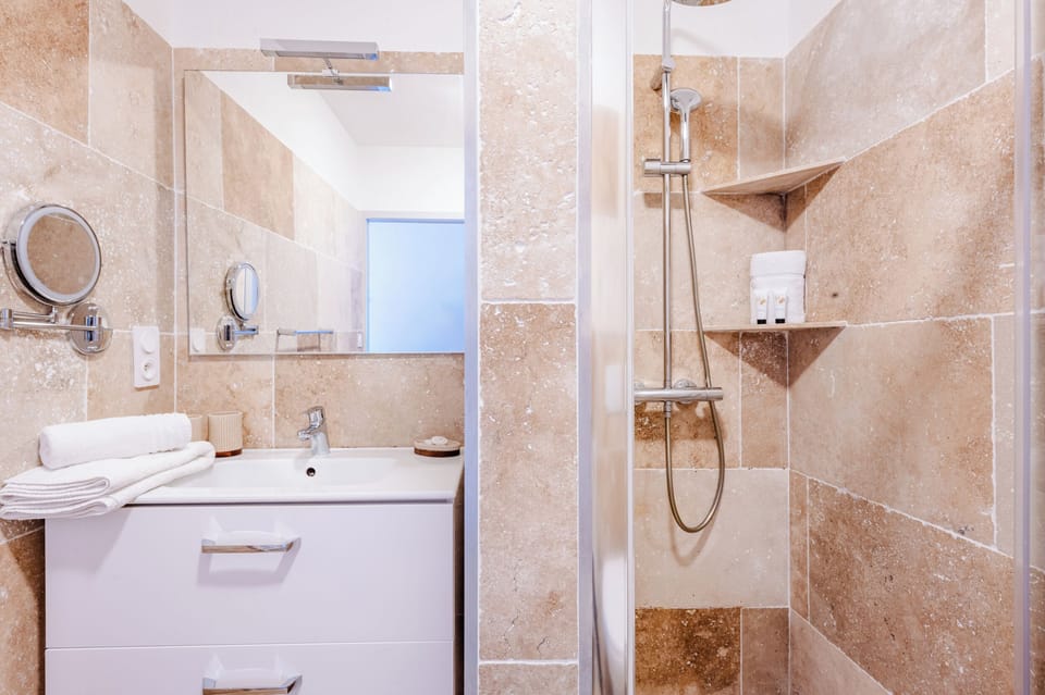 Superior Double Room | Bathroom | Free toiletries, hair dryer, towels