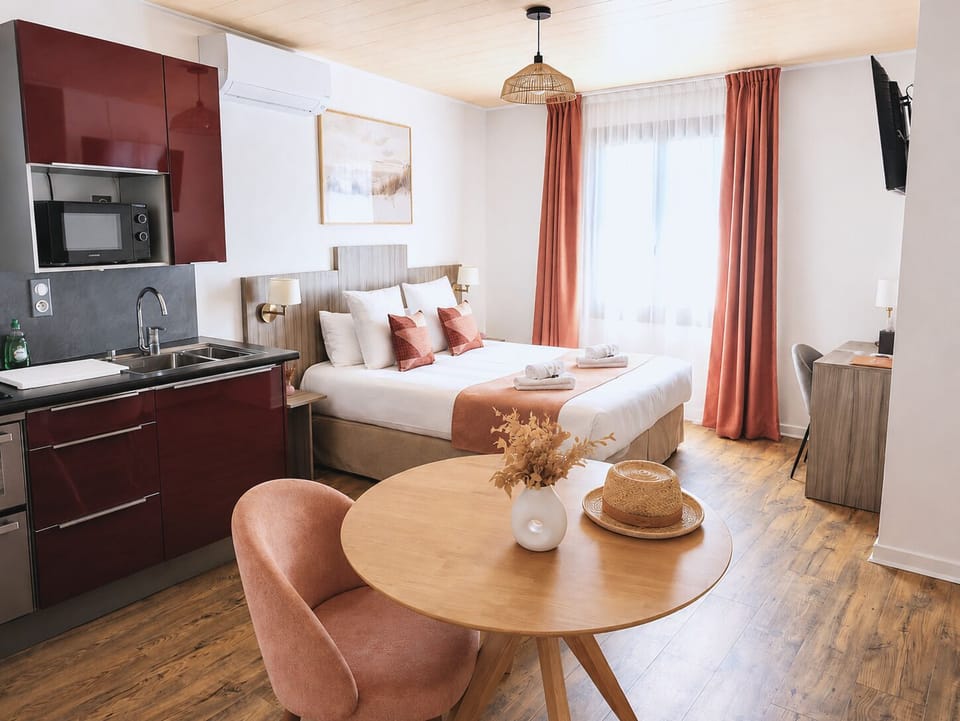 Superior Studio, Kitchen, Canal View | Premium bedding, desk, blackout drapes, free WiFi