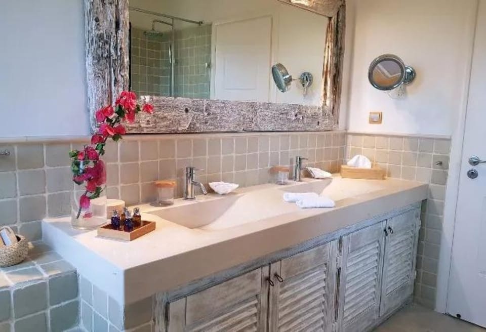 Deluxe Suite, Balcony, Sea View | Bathroom | Shower, designer toiletries, slippers, towels