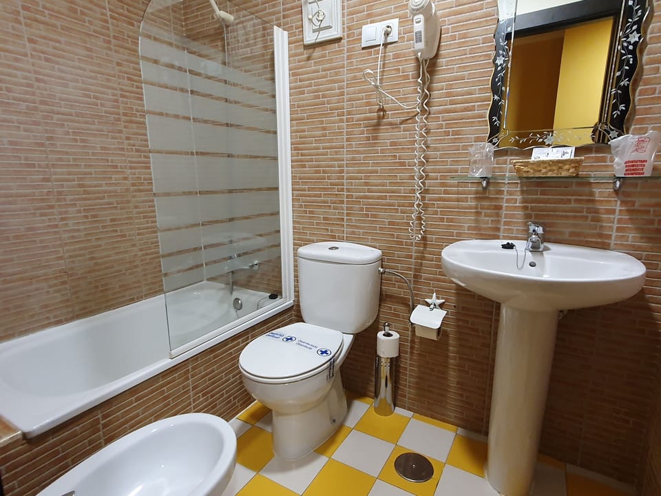 Standard Studio, 1 Double Bed | Bathroom | Free toiletries, hair dryer, bidet, towels