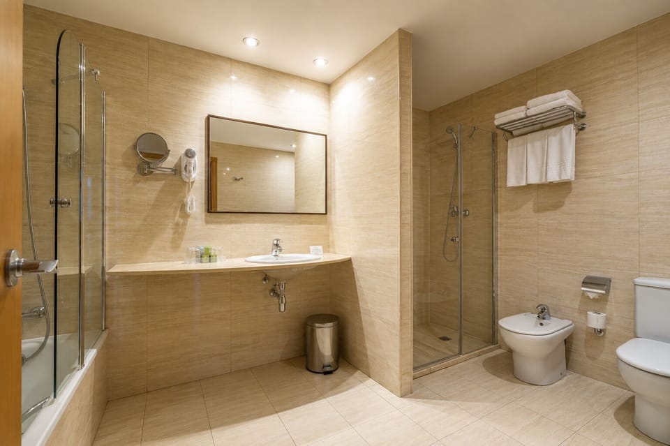 Exclusive Quadruple Room | Bathroom | Combined shower/tub, designer toiletries, hair dryer, towels