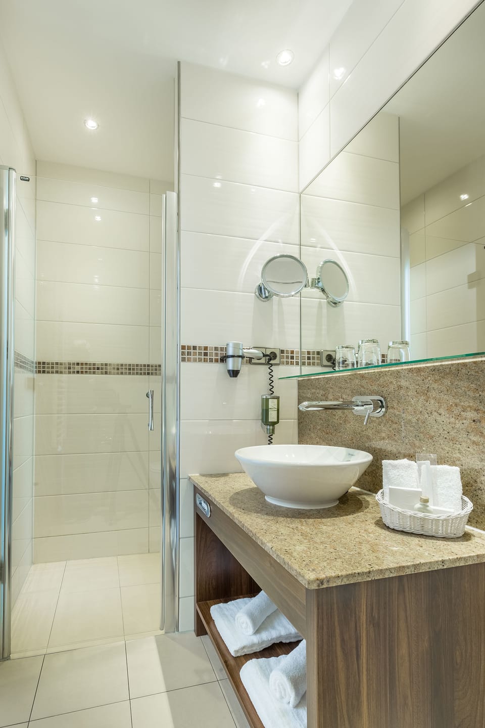 Double Room | Bathroom | Free toiletries, hair dryer, bathrobes, towels