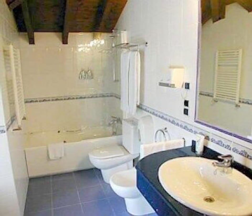 Bathtub, jetted tub, free toiletries, hair dryer