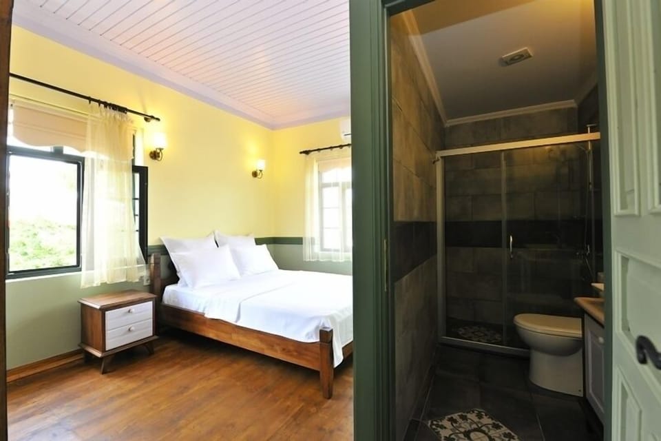 Superior Double Room, 1 Double Bed | In-room safe, blackout drapes, free WiFi, bed sheets