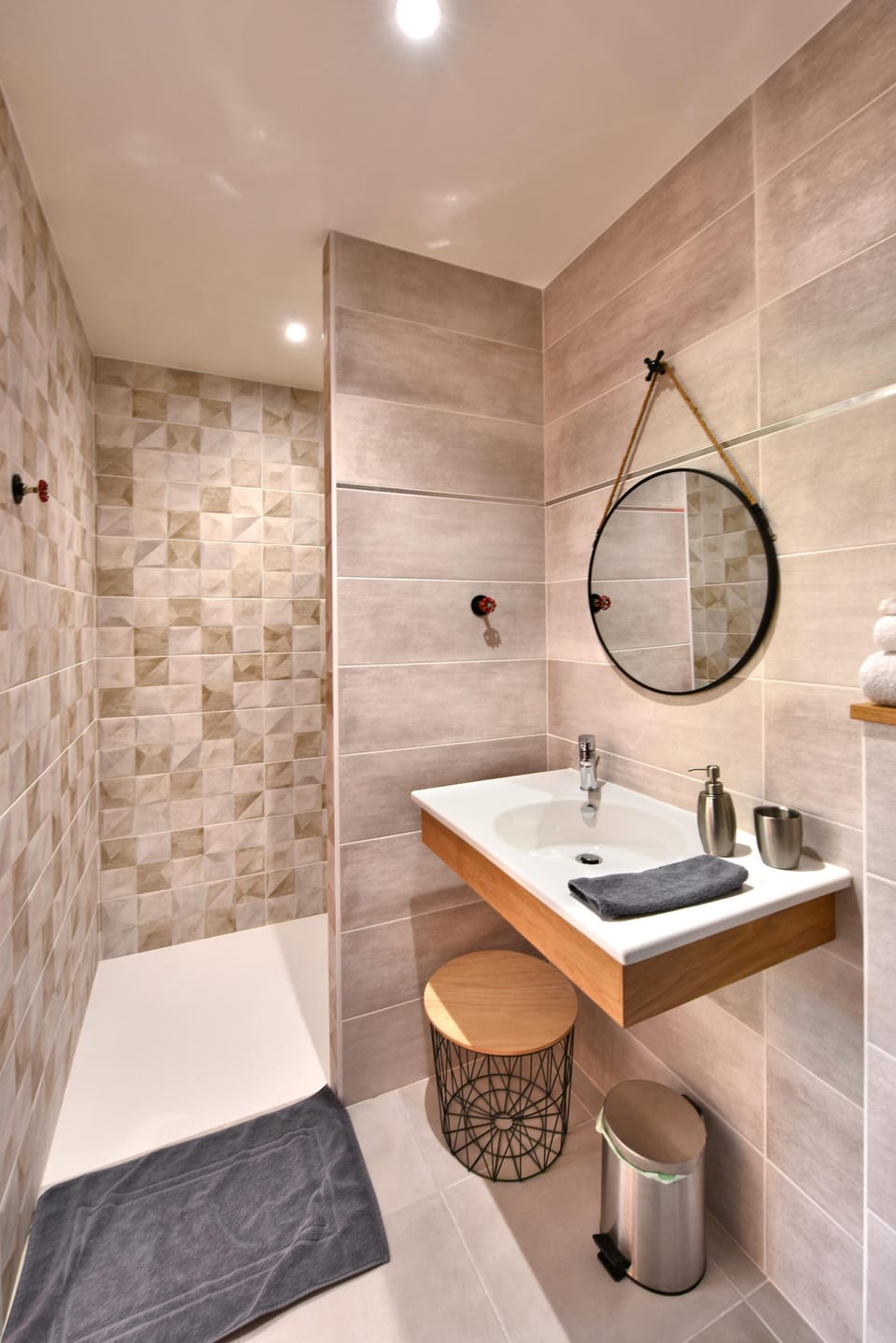Business Double Room | Bathroom | Shower, hydromassage showerhead, eco-friendly toiletries, hair dryer