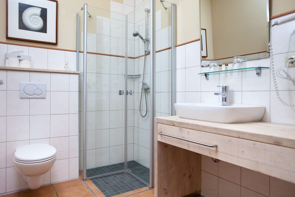 Comfort Double Room | Bathroom | Shower, free toiletries, hair dryer, towels