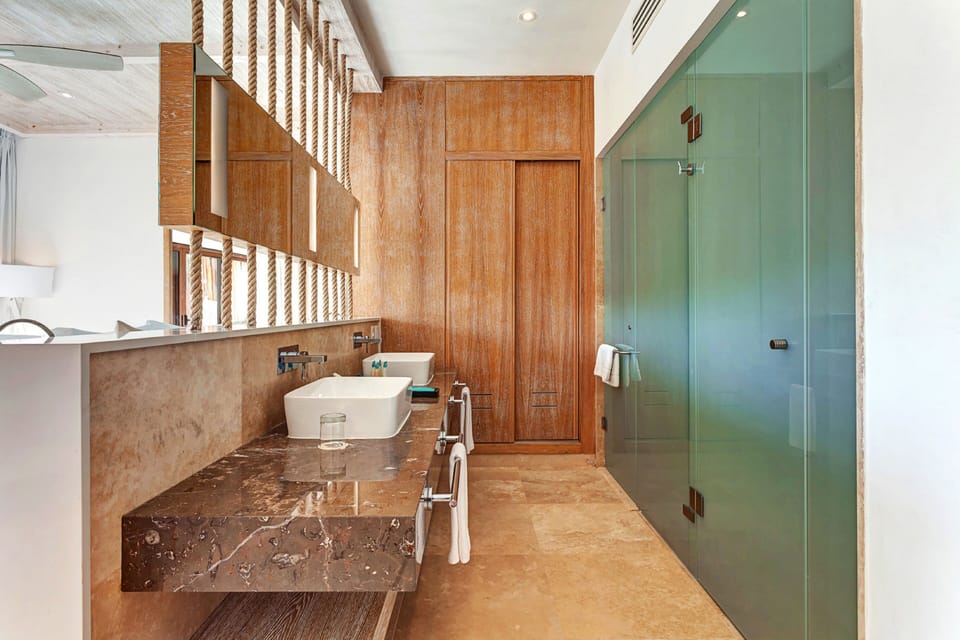 Shower, rainfall showerhead, free toiletries, towels