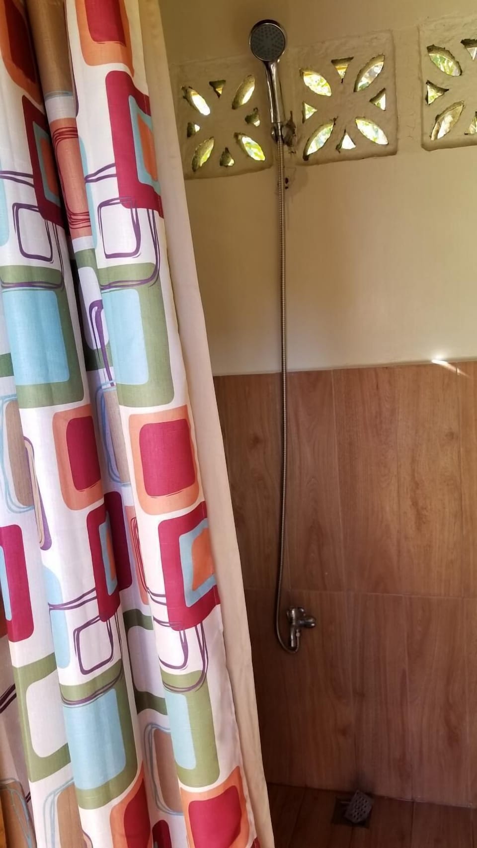 Shower, free toiletries, towels