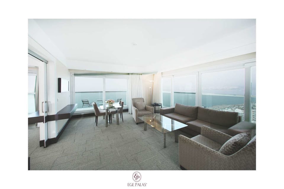 Suite | Minibar, in-room safe, desk, free cribs/infant beds