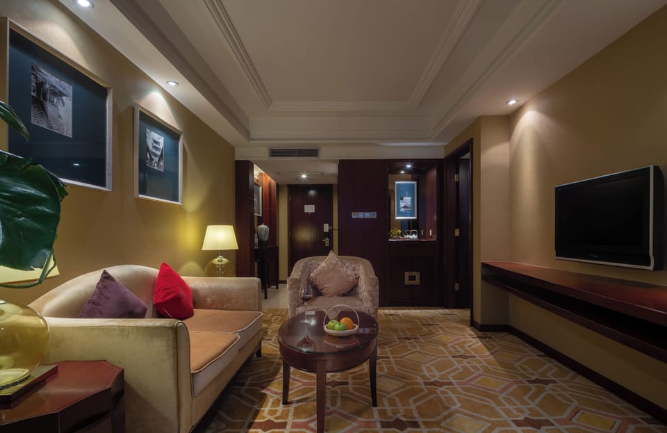 Executive Suite | Premium bedding, minibar, in-room safe, desk