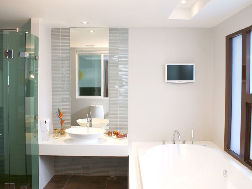 Separate tub and shower, free toiletries, bathrobes, slippers