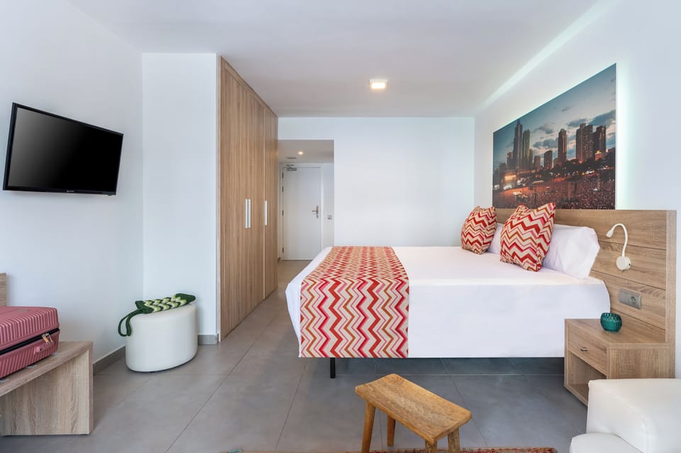 Deluxe Twin Room | In-room safe, desk, blackout drapes, iron/ironing board (on request)