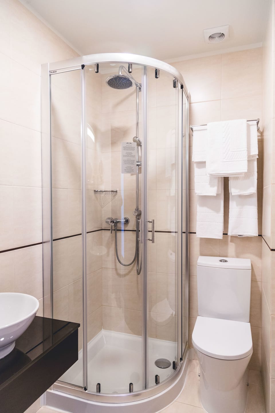 Combined shower/tub, rainfall showerhead, free toiletries, hair dryer