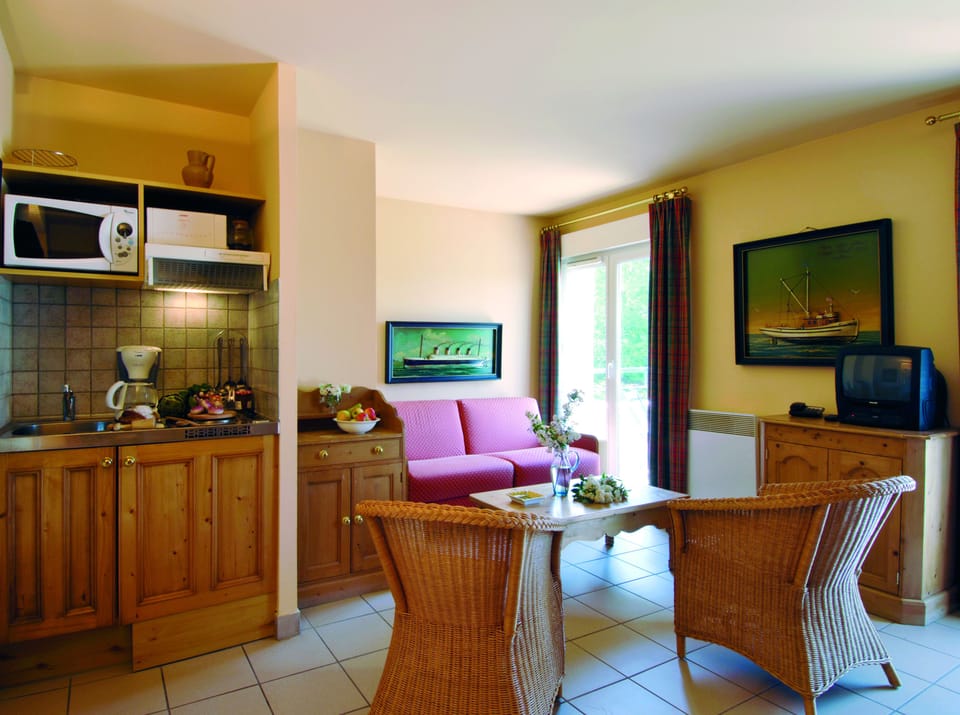 Superior Suite, 1 Bedroom | Living area | LED TV