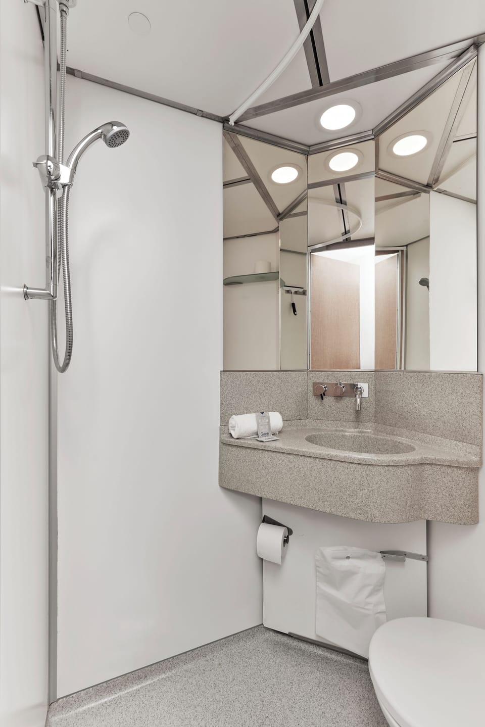 Standard Room | Bathroom | Shower, towels, soap, shampoo