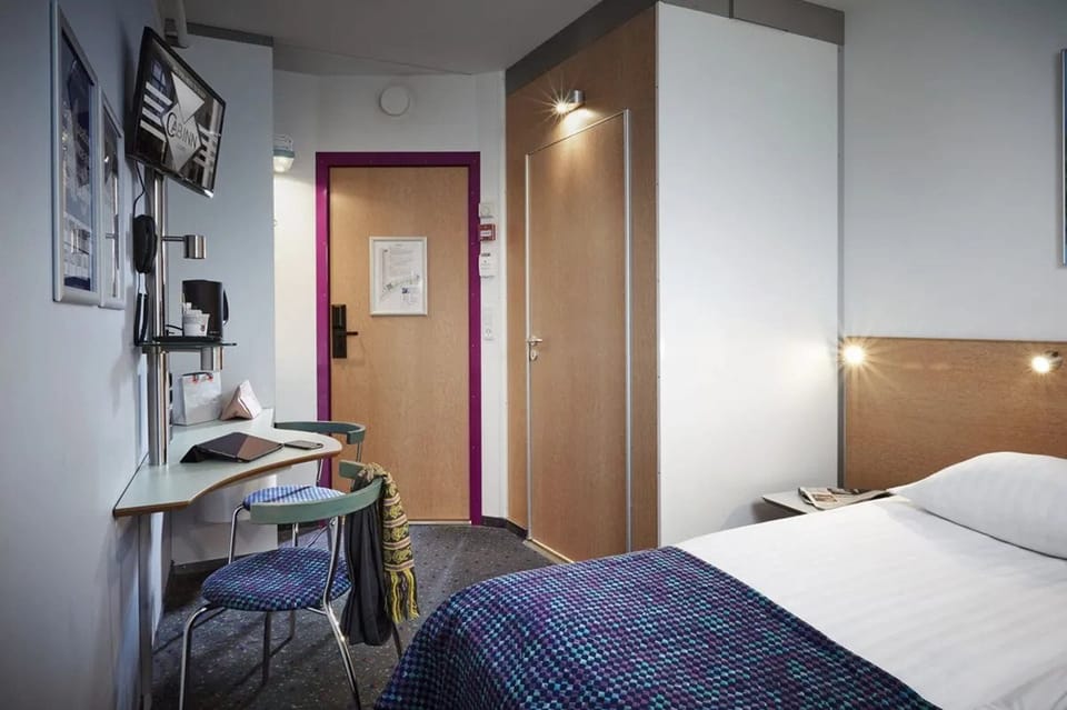 Commodore | Hypo-allergenic bedding, desk, blackout drapes, soundproofing