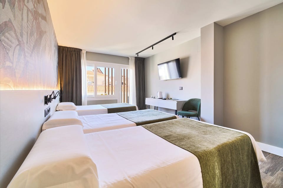 Triple Room | In-room safe, desk, soundproofing, free WiFi