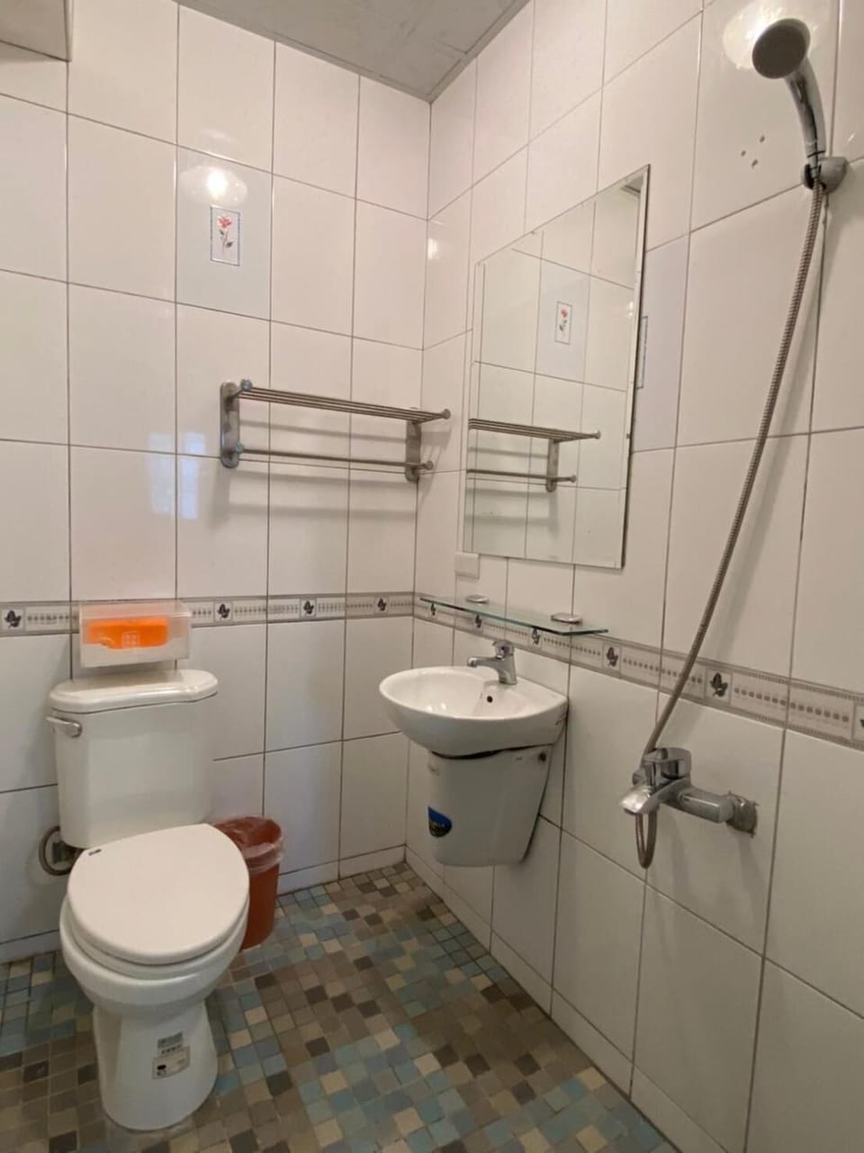 Shower, rainfall showerhead, free toiletries, hair dryer