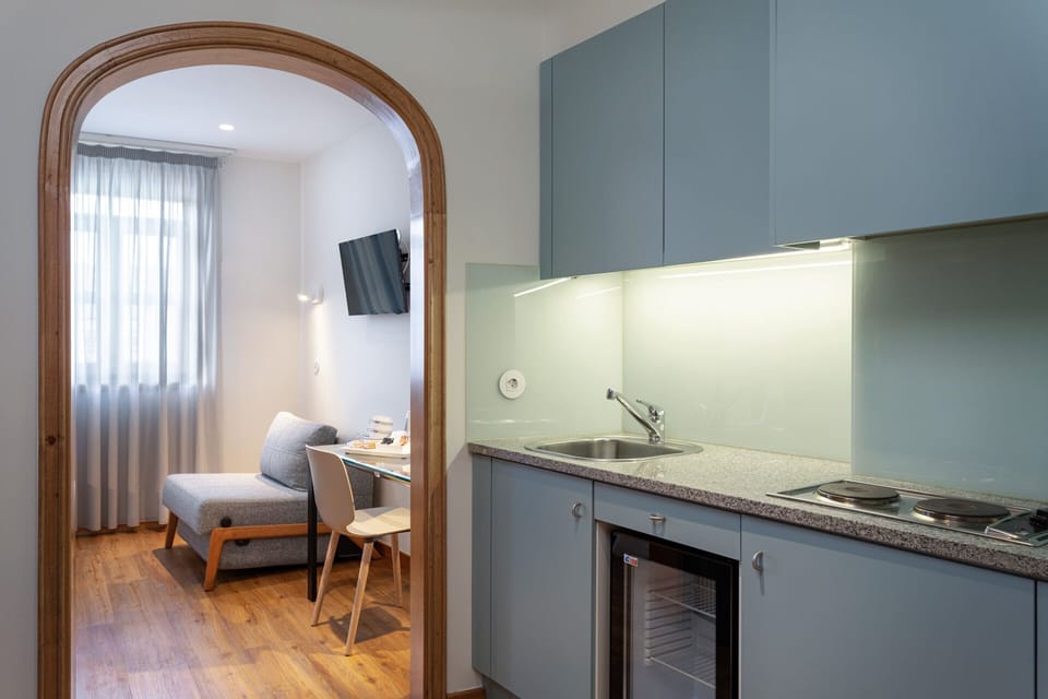 Studio, 2 Twin Beds | Minibar, in-room safe, desk, blackout drapes