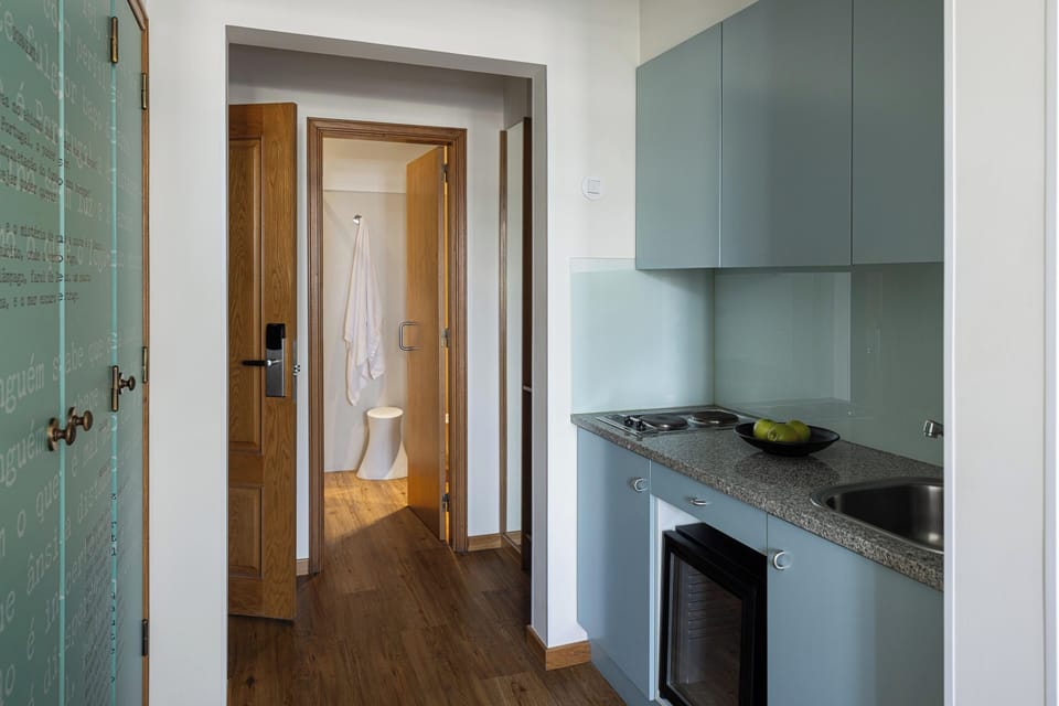 Studio Twin, Canal View | Minibar, in-room safe, desk, blackout drapes