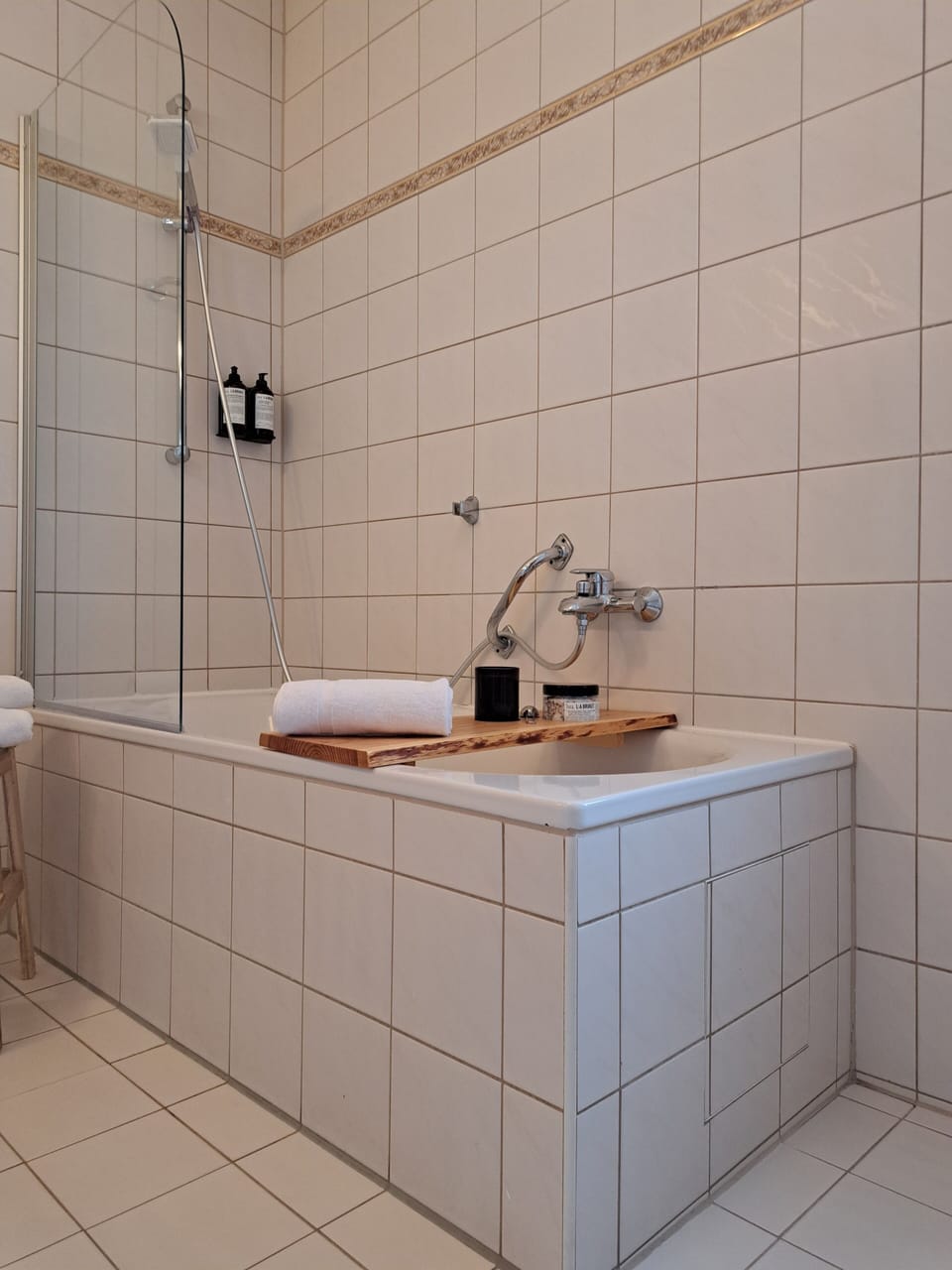 Family Quadruple Room | Bathroom | Hair dryer, towels, shampoo, toilet paper