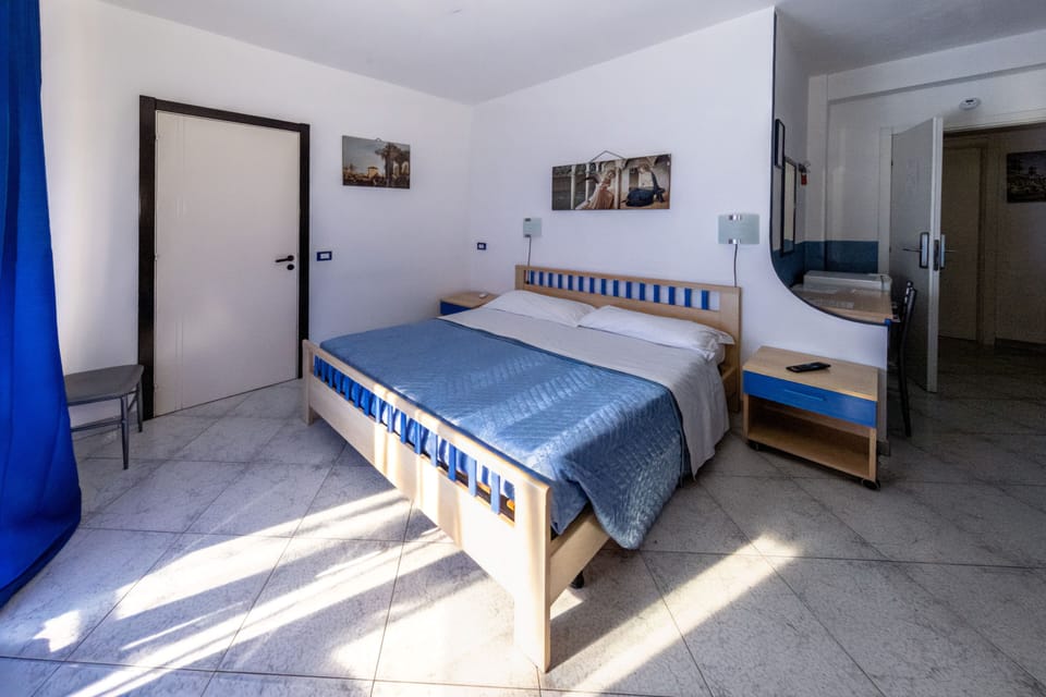 Standard Room, 1 Double Bed (Breakfast) | Pillowtop beds, desk, laptop workspace, iron/ironing board