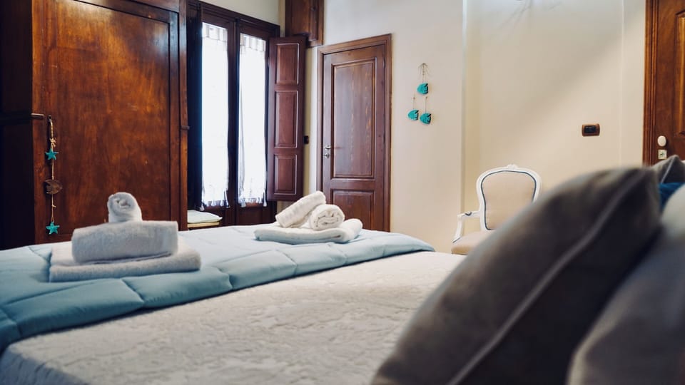 Triple Room | Desk, laptop workspace, blackout drapes, iron/ironing board
