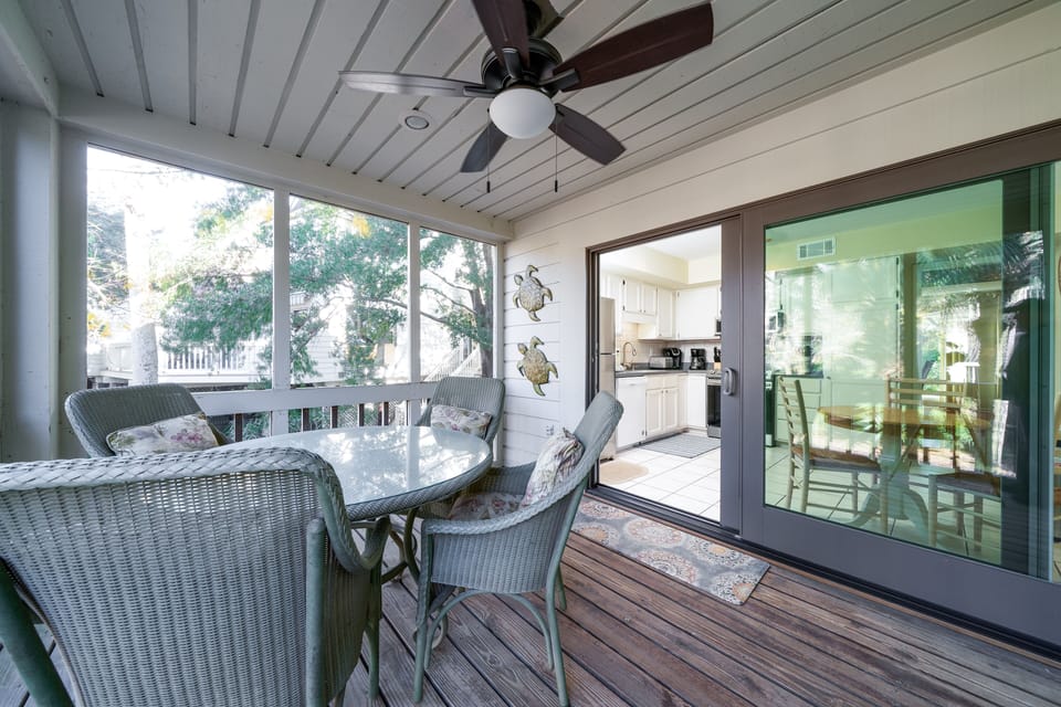 Outdoor dining on the porch