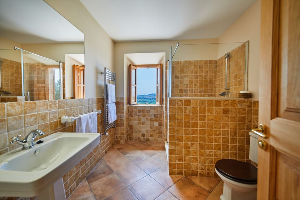 Superior Double Room | Bathroom | Shower, free toiletries, hair dryer, bidet