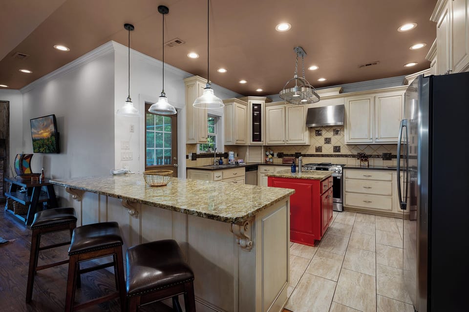 Moonlight Retreat - Kitchen with Bar Seating
