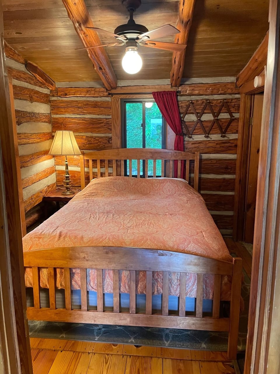 Second bedroom with queen size bed.