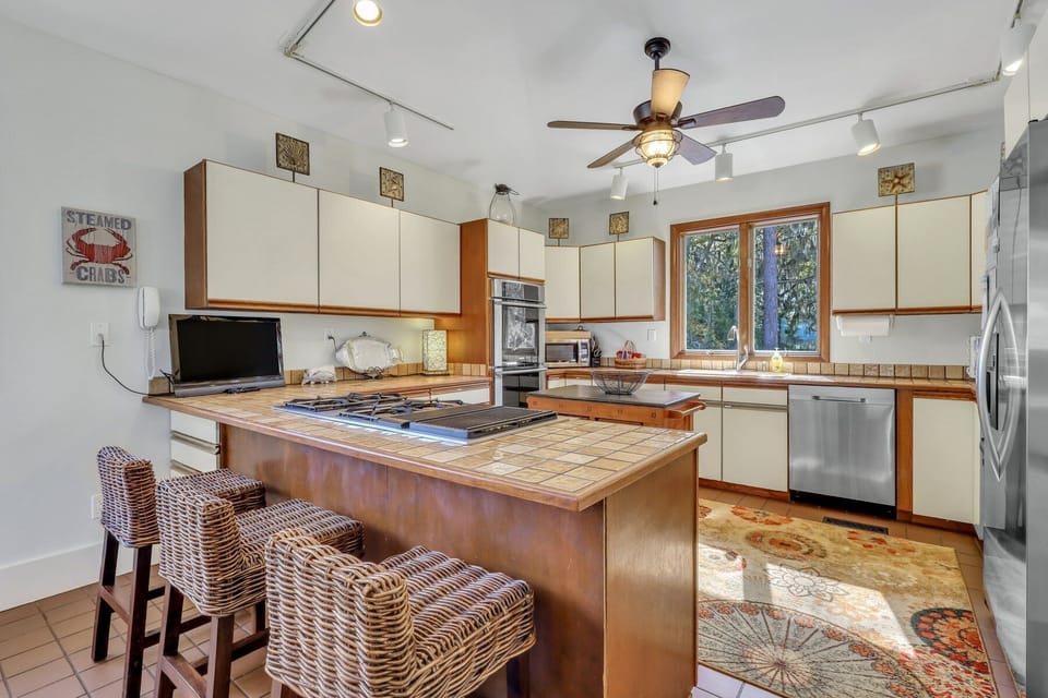 Kitchen w/dbl oven, Jennair gas cooktop/grill.  Open w/view to family room.