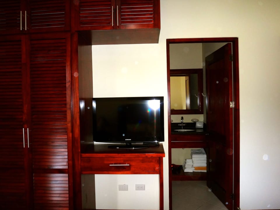 Cable t.v. in main bedroom